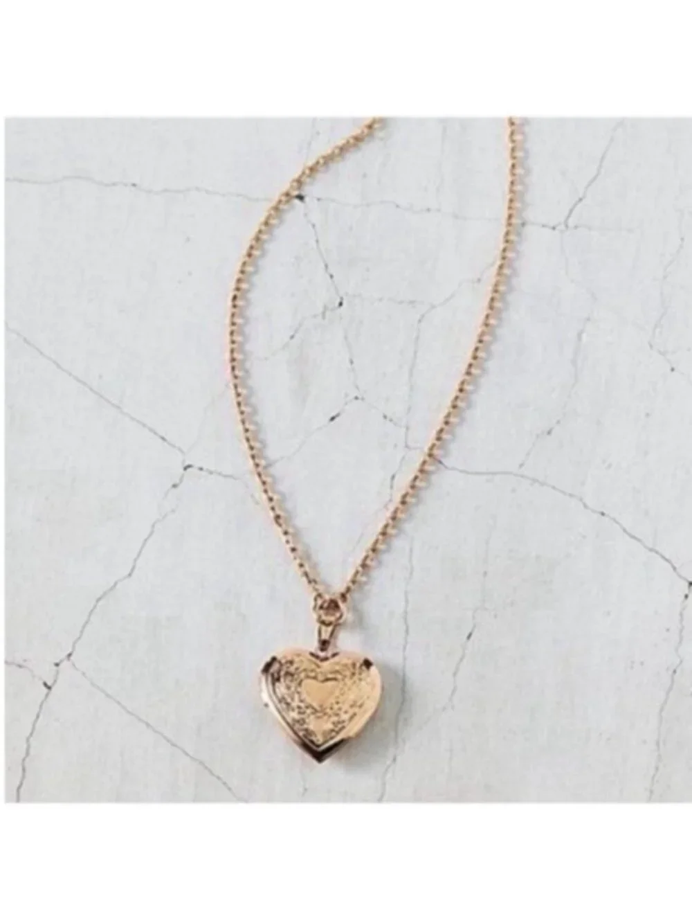 New! Gold Etched Heart Locket Necklace (1054) NWOT